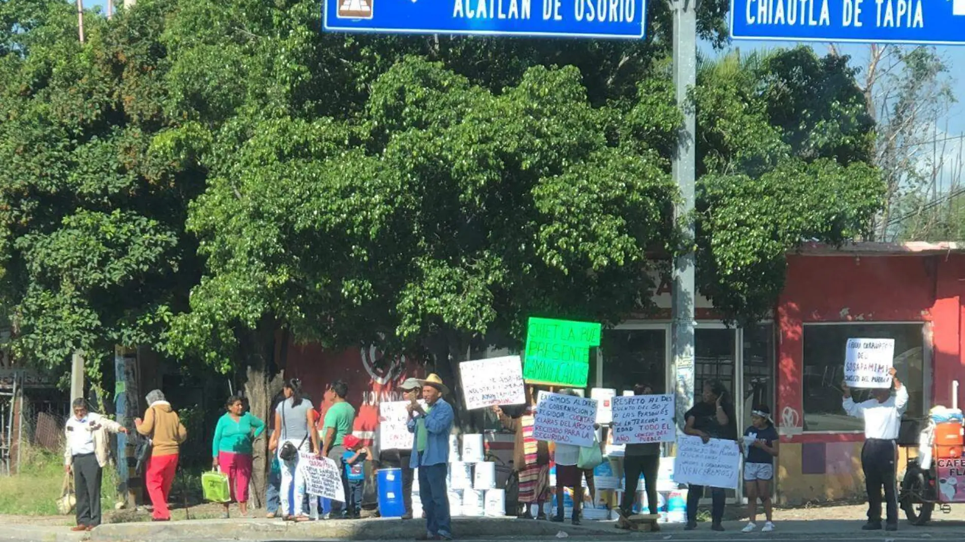 pancartas izucar amlo